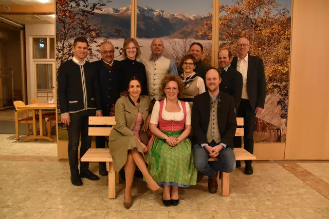 Das neue Vorstandsteam des Vereins "Wirtschaft St. Michael". Vorne, v. li.: Obfrau-Stellvertreterin Johanna Wieland, Obfrau Elisabeth Kalb-Hubauer, Obfrau-Stellvertreter Markus Ferner. Hinten: Kassier-Stellvertreter Stefan Eder, Beirat Martin Kobald, Schriftführerin Lisa Aigner, Kassier Christian Netzker, Schriftführerin-Stellvertreterin Elke Sampl, Beirat Michael Gruber, Beirat Stefan Brandstätter, Beirat Manfred Sampl. St. Michael im Lungau, 26. März 2026. | Foto: pjw