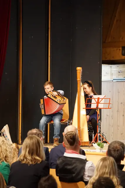 Eindrucksvolle Musik: Hannah und Noah aus der VS Volders spielten beim Fest auf.  | Foto: MeinBezirk/SPRENGER