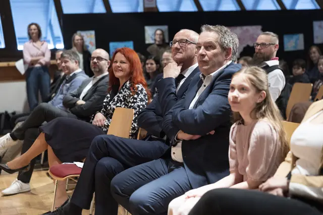 Gemeinsam mit LH Mattle verfolgte auch Peter Schwemberger, Bürgermeister von Volders, das Schulfest im Gemeindesaal.
 | Foto: Land Tirol/Sedlak
