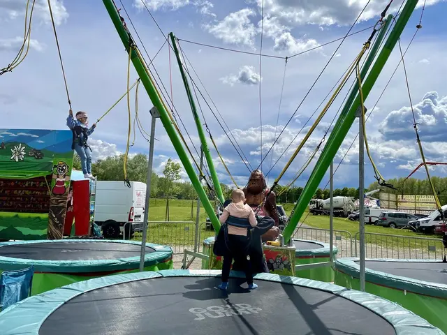Immer wieder ein Grund zum Vorbeikommen, das Trampolinspringen im Vergnügungspark. | Foto: B. Gady