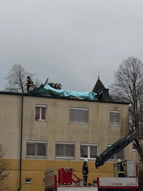 Teile des Daches der Landwirtschaftskammer in Oberpullendorf wurden abgedeckt.  | Foto: Feuerwehr Oberpullendorf