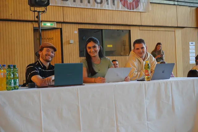 Die Jury bestand aus professionellen Tänzerinnen und Tänzern.  | Foto: AMG