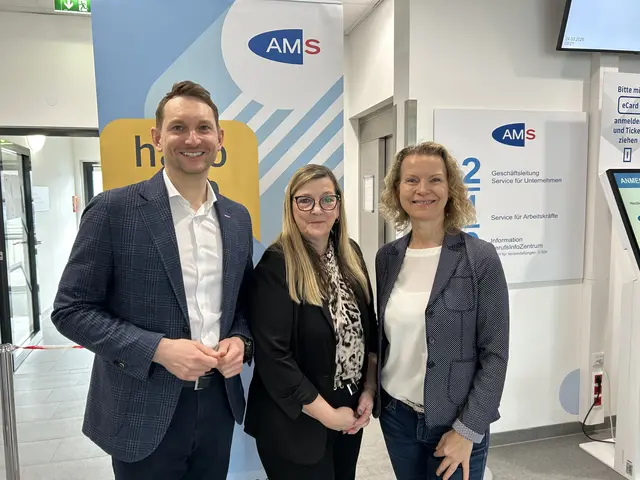 Jürgen Kapeller, Obmann der WKO Linz-Land, mit Michaela Billinger, Leiterin des AMS Traun und Andrea Danda-Bäck.  | Foto: WKO Linz-Land