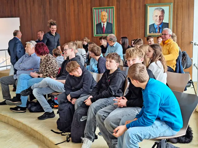 Bei der Gemeinderatssitzung der Stadt Leoben herrschte reges Zuschauerinteresse – im Publikum war auch eine Klasse des alten Gymnasiums. | Foto: leopress