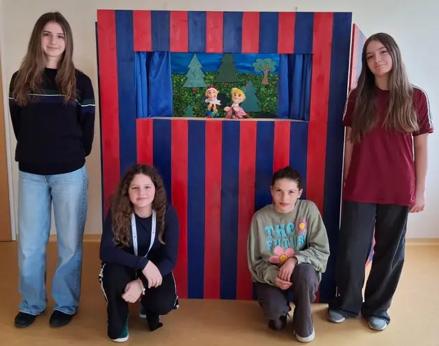 Kimberly, Marie, Dilara und Suna bauten gemeinsam ein neues Kasperltheater für das Eltern-Kind-Zentrum Brummkreisel. | Foto: Eltern-Kind-Zentrum „Brummkreisel“