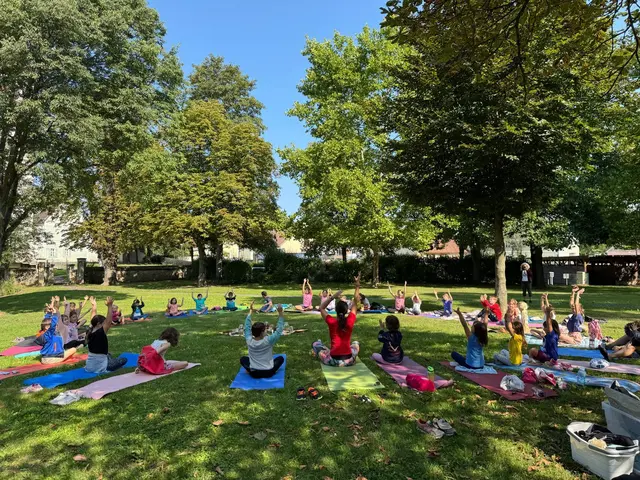 Auch Yoga-Übungen im Schlosspark standen auf dem Programm beim Kinderferien(s)pass.  | Foto: Andrea Scherleitner
