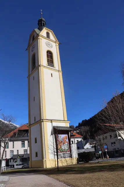 Der freistehende Kirchturm in Zams stellt eine Besonderheit dar. | Foto: Thomas Seelos