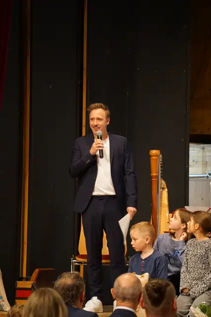 Direktor Christoph Messner zeigt sich stolz über den Landessieg seiner Schülerin und das gelungene Schulfest in Volders. | Foto: MeinBezirk/SPRENGER