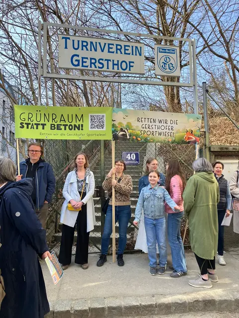 Die Anrainerinnnen und Anrainer versammelten sich kürzlich vor dem ca. 2.500 Quadratmeter großen Areal. | Foto: Z.V.g