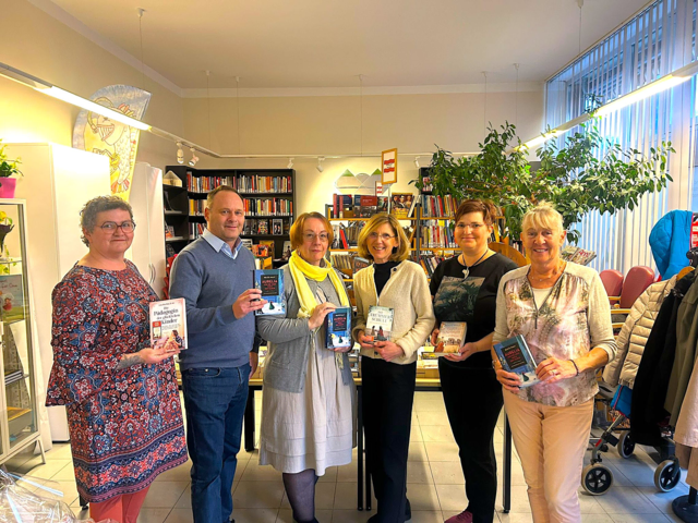 Nina Fasching-Schütz (Bibliothek), Bürgermeister Thomas Ram, Buchhändlerin Elisabeth Strini, Autorin Beate Maly, Christina Mayerhofer (Bibliothek), Stadträtin Astrid Taschner. | Foto: Stadtgemeinde Fischamend
