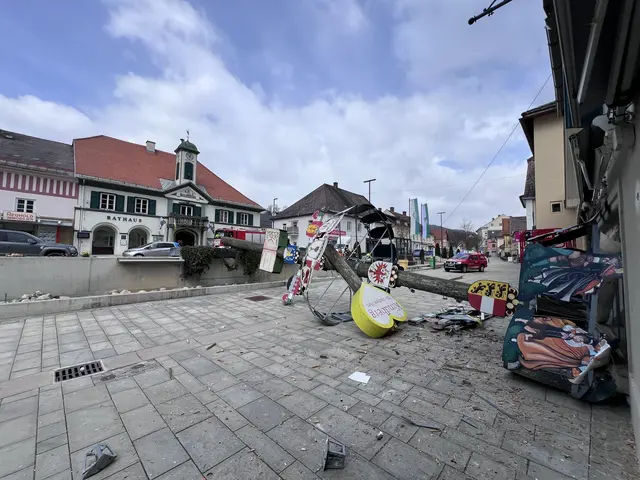 Der Zunftbaum stürzte um und krachte direkt in die Fußgängerzone von Kindberg und auf das Dach des ehemaligen Cafés Fritz.  | Foto: Puntigam