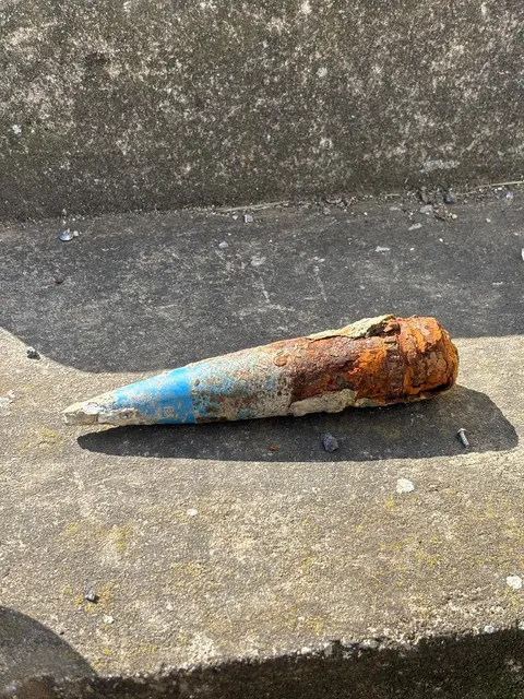 Die Flak-Übungsgranate wurde bei der Flurreinigung in Schützen gefunden.  | Foto: Puch Maxi Klub Schützen