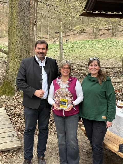 Bürgermeister Stefan Steinbichler und Stadträtin Sabina Kellner übergaben Gabriela Orosel (Mitte) ein geschmücktes Holzbäumchen als Abschiedsgeschenk. | Foto: Stadtgemeinde Purkersdorf