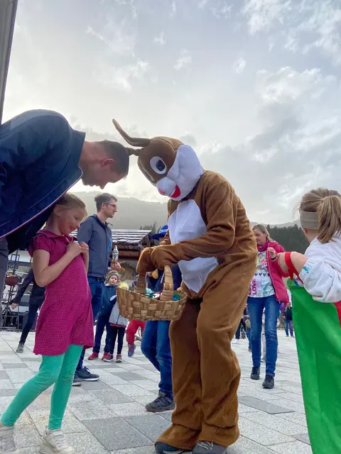 Der Osterhase ist auf dem Schlossplatz in Fügen natürlich auch dabei.  | Foto: Schloss Fügen