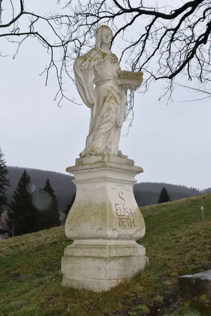 Kreuzweg, Elisabeth-Statue. | Foto: Mirjam Preineder