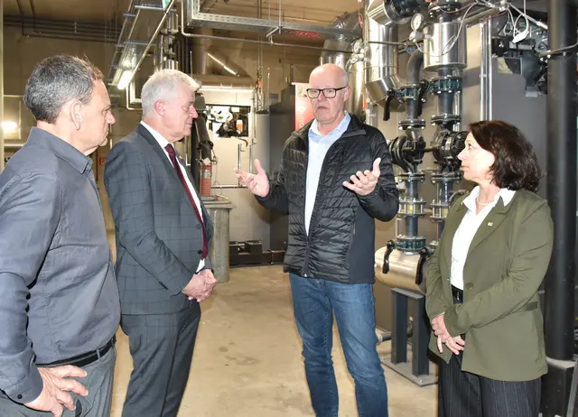 Obmann Werner Köck erklärt die Anlage;  | Foto: Herbert Schleich