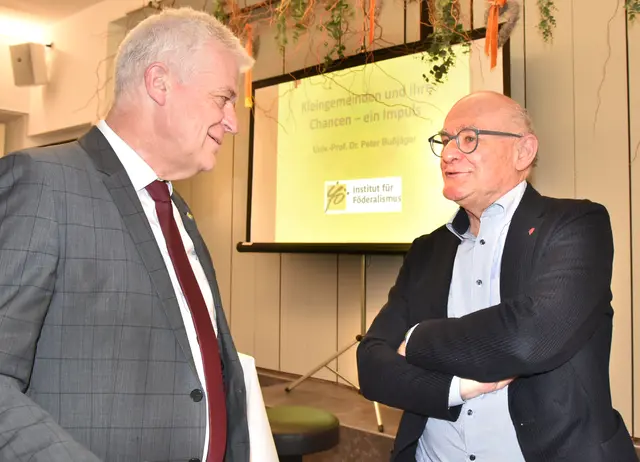 LR Anton Kasser mit Prof. Peter Bußjäger;  | Foto: Herbert Schleich