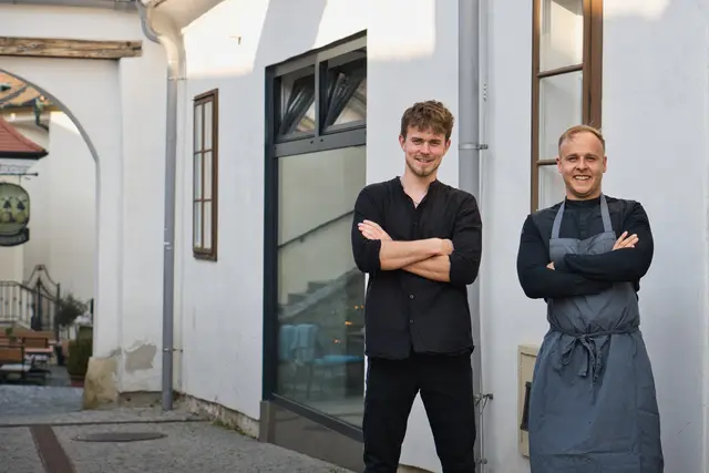 Simon Steindl und Johann Freiler eröffnen das Weinbistro "Freistein" mit Restaurantcharakter. | Foto: Vincent Triebaumer