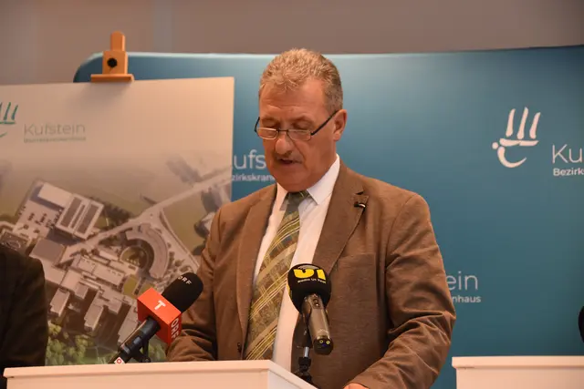 "Das BKH Kufstein ist eine Einrichtung der dreißig Bezirksgemeinden. Deshalb ist dieser Erweiterungsbau auch ein starkes Zeichen dafür, dass die dreißig Gemeinden zu ihrer Verantwortung für eine verlässliche und wohnortnahe Gesundheitsversorgung stehen", erklärte Gemeindeverbandsobmann Rudolf Pucher.  | Foto: Barbara Fluckinger