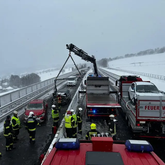 Aufgrund der winterlichen Verhältnisse kam es auf der S31 zu einem Verkehrsunfall mit mehreren beteiligten Fahrzeugen. | Foto: Feuerwehr Weppersdorf