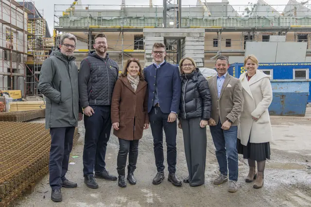  Im Bild: Christoph Faistauer (Referat Landwirtschaftliches Schulwesen und Betriebe, l.), LFS-Direktorin Walburga Kaiser (3.v.l.), Landesrat Maximilian Aigner (Mitte) mit Lehrkräften Wals-Siezenheim | Foto: Land Salzburg/Neumayr/Leopold