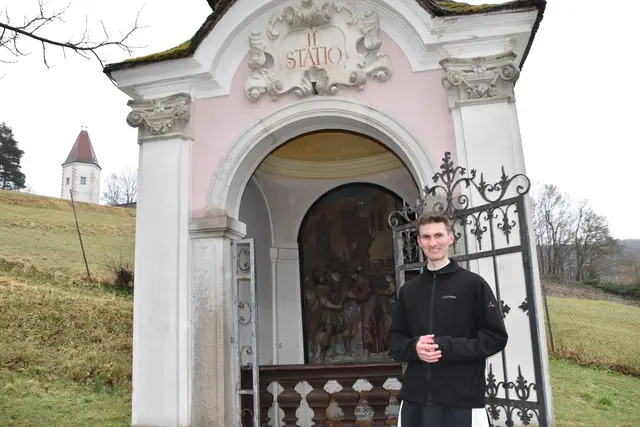 Pater Wilhelm Mauser bei der zweiten Station des Heiligenkreuzer Kreuzweges: "Jesus nimmt das Kreuz auf seine Schultern". | Foto: Mirjam Preineder