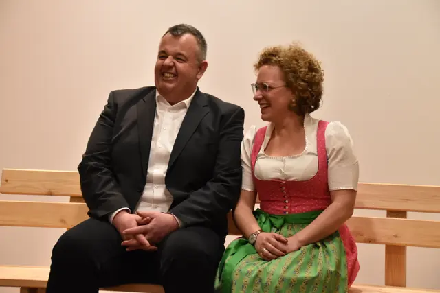 Die neue Obfrau des Vereins "Wirtschaft St. Michael", Elisabeth Kalb-Hubauer, mit Alt-Obmann Dietmar Trausnitz, der zum Abschied ein "Hausbankerl" von seinem Kolleginnen und Kollegen bekommen hat – die beiden sitzen hier gerade darauf. St. Michael im Lungau, 26. März 2026. | Foto: pjw
