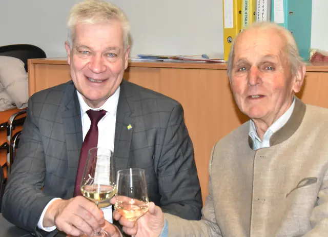 Ein Prost mit dem Pionier Werner Grolly; | Foto: Herbert Schleich