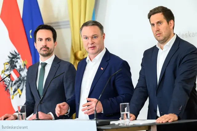 Die Regierung kündigte ein Social Media-Verbot für alle unter 14 an. Im Sommer soll der Gesetzesentwurf feststehen. Am Foto: Christoph Wiederkehr (l), Andreas Babler (m) &amp; Alexander Pröll (r).  | Foto: APA-Images / APA / MAX SLOVENCIK