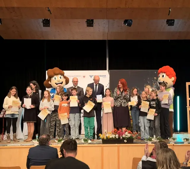 Alle Teilnehmer beim Tiroler Vorlesetag in der VS Volders | Foto: MeinBezirk/SPRENGER