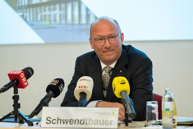 Generaldirektor Reinhard Schwendtbauer präsentierte erstmals die Jahresbilanz der Raiffeisenlandesbank Oberösterreich. Den Chefsessel der Bank hat er im Vorjahr von Heinrich Schaller übernommen. | Foto: RLB OÖ