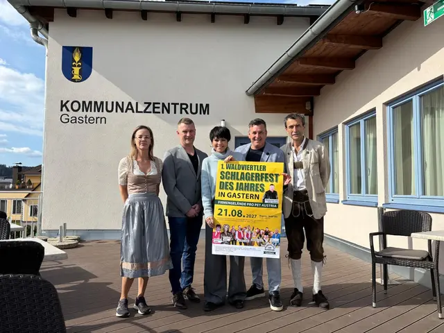 Anita Takacs, Vizebürgermeister Markus Moldaschl, Francine Jordi, Marc Pircher und Oskar Buschek präsentieren das Plakat zum großen Schlagerfest im August. | Foto: cf