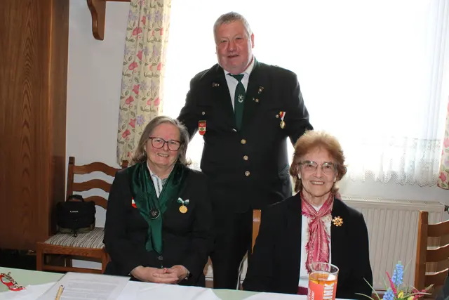 Obmann Günter Salmutter, Frauenreferentin Ingeborg Summer (links), Fahnenmutter Roswitha Hilczer.  | Foto: Rene Lederer