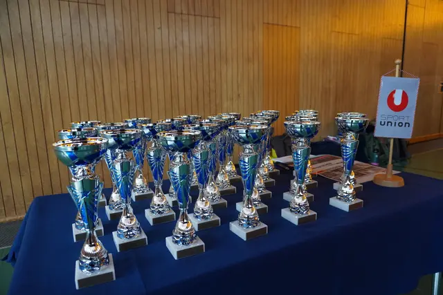 Jede Gruppe erhielt eine Urkunde mit ihrer Platzierung sowie einen Pokal.  | Foto: AMG