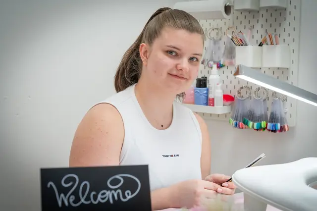 Die 22-jährige Nageldesignerin Kyra Wilfing aus Rottenmann hat sich einen besonderen Traum erfüllt. | Foto: Georg Knipst