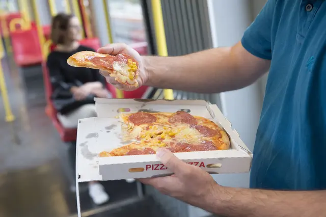 Dauerbeschallung und Gerüche – Fahrt mit Bus und Bim wird zum Ärgernis