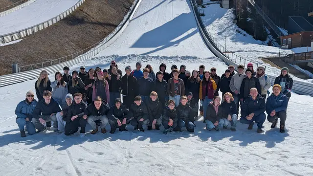Exkursion der 4. Klasse der MS Seefeld zu den WM-Sportanlagen begeistert auf ganzer Linie