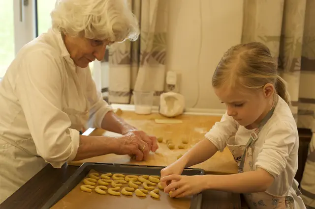 Keksbacken mit Urenkerl Anna. | Foto: Klimek