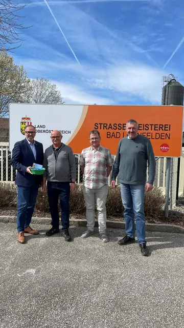 Pröller verteilt blaue Ostereier als Dank für Winterdienst