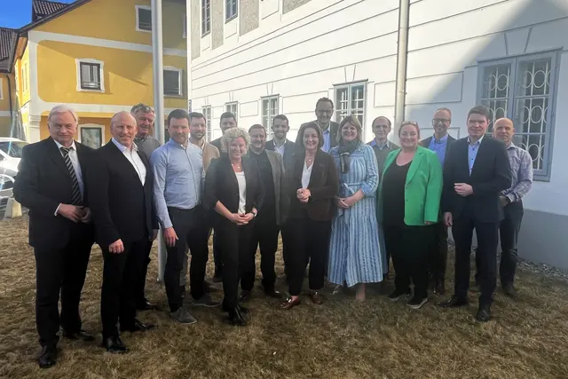 Seit zehn Jahren wickelt die Bezirkshauptmannschaft Tamsweg für alle Bezirke des Bundeslandes Salzburg die Verwaltungsstrafen an ausländische Lenker ab. Wie die Bezirkshauptmannschaft das erfolgreich bewältigt und wie die Prozesse noch schneller, automatisierter und effizienter erledigt werden können, war kürzlich Thema bei einem Vernetzungstreffen in Tamsweg. Im Bild: Die Bezirkshauptleute aus Hermagor, Rohrbach, Güssing, Wels Land und Tamsweg mit den leitenden Mitarbeitern aus dem Fachbereich sowie dem Leiter des Fachgremiums VStV Österreich Klaus Neumayr (aus Tirol) und Salzburgs Landesamtsdirektor Franz Moser. Tamsweg, 27.2.2026  | Foto: BH Tamsweg 