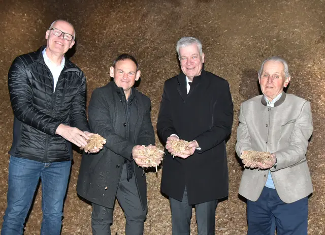 Obmann Werner Köck, Stv. Martin Mühlberger, LR Anton Kasser, Werner Grolly, Hackgutschnitzel sind genug vorrätig; | Foto: Herbert Schleich
