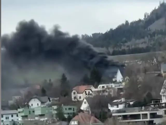 Wohnhaus in der Nähe des Krankenhauses in Flammen