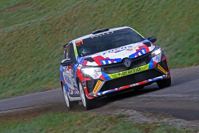 Ein Deutscher liest Manuel Wurm aus dem Rallye-Gebetsbuch vor