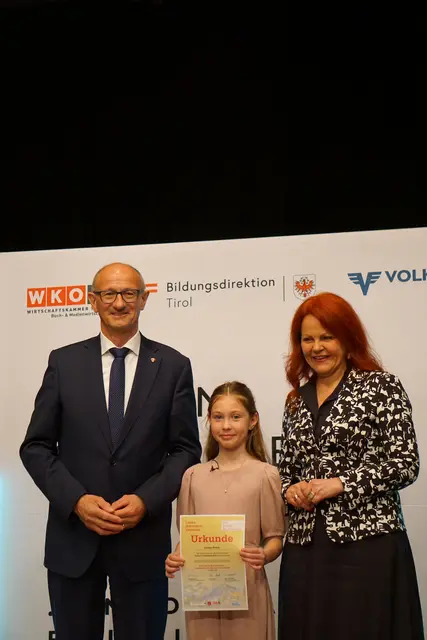Voller Stolz und Freude: LH Anton Mattle, LRin Cornelia Hagele mit der Landessiegerin Sandra Weber | Foto: MeinBezirk/SPRENGER