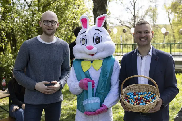 ÖVP-Bezirksparteiobmann Andreas Eisenbock (r.) und Richard Starkel (l.) von der Jungen Volkspartei sind heuer die Organisatoren der Ostereiersuche. | Foto: Paola Komanek