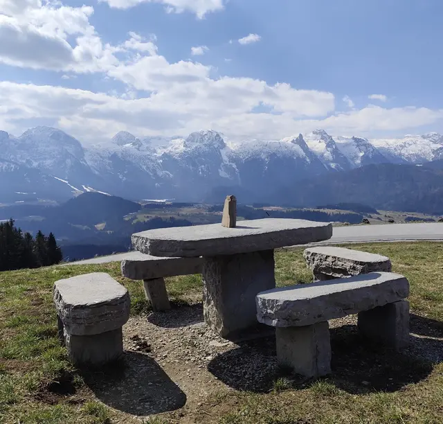 Auf dem Weg zur Postalm verweilte ich auf diesem schönen Rastplatz. Im Tal ist der Frühling schon da, in den Bergen herrscht noch Winter.