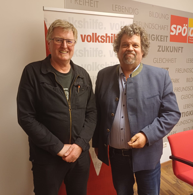 Johann Reindl-Schwaighofer bei der Übergabe des Vorsitzes der Volkshilfe Eferding-Grieskirchen an Peter Rohrmoser. | Foto: VH OÖ