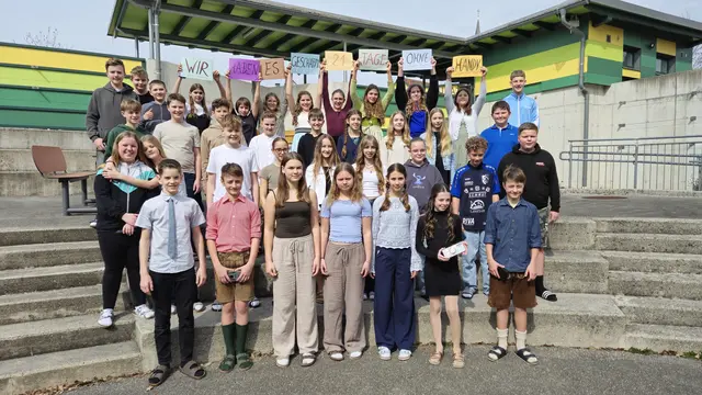 Mann raste mit 159 km/h durch Wels, Oberösterreich hinkt bei Kinderbetreuung hinterher, Schüler verzichteten 21 Tage aufs Handy