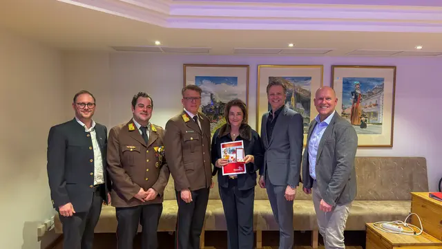 V. lil: Katastrophenschutzreferent Christoph Wiedl, Ortsfeuerwehrkommandant Patrick Bacher, Bzirksfeuerwehrkommandant Hannes Pfeifenberger, Bezirkshauptfrau Michaela Rohrmoser, die geehrt wurde, Bürgermeister Wolfgang Pfeifenberger und der Landtagsabgeordnete Eduard Egger. | Foto: BSBÖ OVI Thomas Keidel