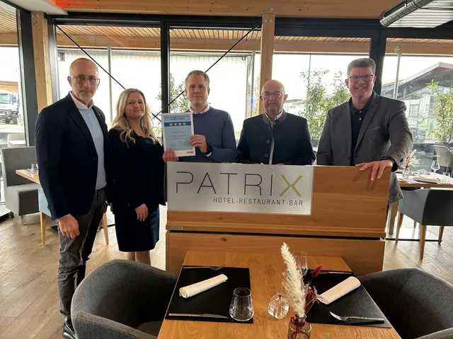 Gerold Royda (Spartenobmann Tourismus und Freizeitwirtschaft OÖ, WKO), Isabella und Patrick Gröstlinger (Gastgeber Patrix Hotel | Restaurant | Seminar), Patrick Hochhauser (Fachgruppenobmann Hotellerie OÖ, WKO) und Stefan Praher (Geschäftsführer Sparte Tourismus und Freizeitwirtschaft, WKO Oberösterreich) (v.l.). | Foto: WKO